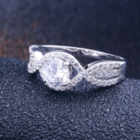 ✨Twisted Sparkling Ring✨18K White Gold✨ - Picture 4 of 5